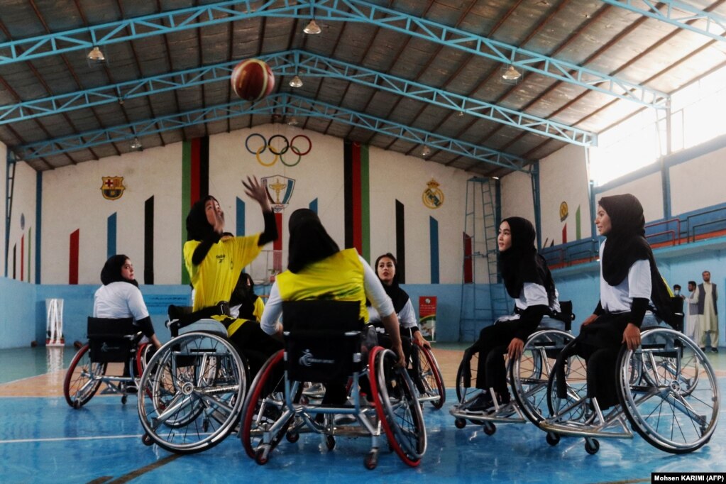 Gratë afgane me dëmtime si rezultat i poliomielitit, duke luajtur në një ndeshje basketbolli me karrige me rrota si pjesë e një fushate vaksinimi ndaj poliomielitit në Herat. Afganistani dhe Pakistani janë dy vendet e vetme në botë ku poliomieliti nuk është zhdukur.