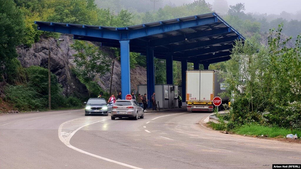 Makinat duke kaluar në anën e Serbisë, në pikëkalimin kufitar në Jarinjë.&nbsp;