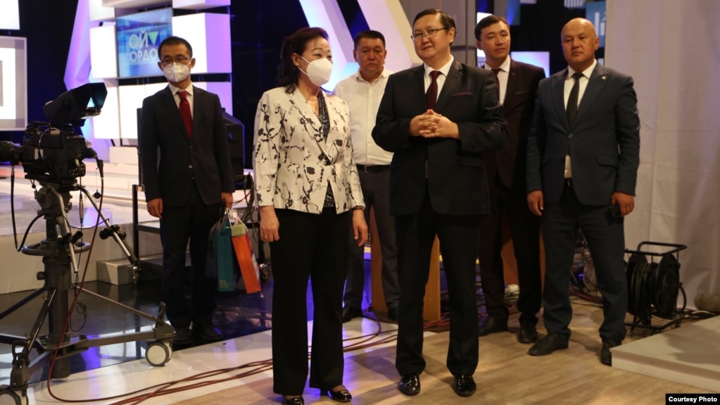 Посол Китая в Кыргызстане Ду Дэвэнь (второй слева) посещает редакцию общественной телерадиовещательной компании Кыргызстана. 24 августа 2022 года.
