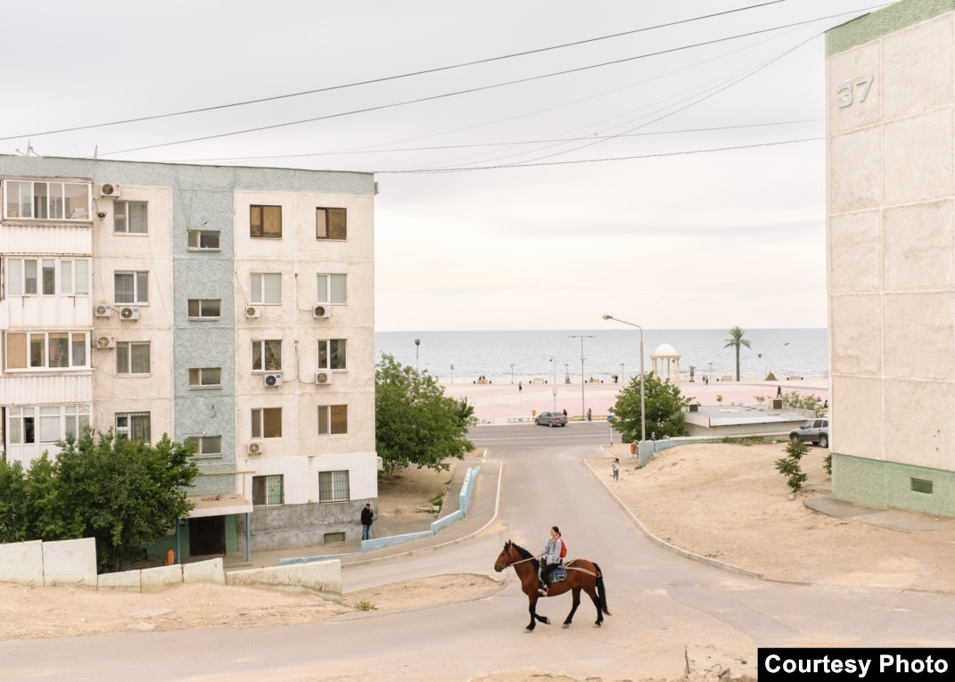 Дачада Алексис Техаспен бірге тамаша топтық порно оргия