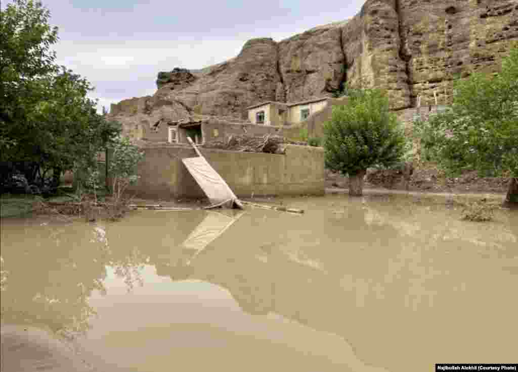 سیلاب در ولسوالی خوشی ولایت لوگر. این سیلاب که بعد از ظهر روز شنبه&nbsp;۲۹ اسد جاری شد تلفات جانی و خسارات هنگفت مالی به باشنده های این ولسوالی وارد کرده است