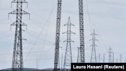 Linja elektrike të tensionit të lartë afër Obiliqit. Fotografi nga arkivi. 