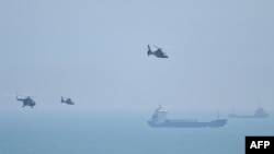 Kínai helikopterek és hadihajók az ország Tajvanhoz legközelebb eső pontjánál, Pingtan-szigetnél 2022. augusztus 4-én