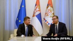 I dërguari i posaçëm i BE-së për dialogun Kosovë-Serbi, Mirosllav Lajçak, dhe presidenti serb, Vuçiq gjatë takimit të tyre në Beograd. 25 gusht 2022.