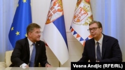 Miroslav Lajcak (left), the EU envoy for dialogue between Kosovo and Serbia, and Serbian President Aleksandar Vucic (right) met in Belgrade with a visiting U.S. special envoy on August 25.