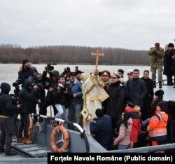 Slujba religioasă de sfințire a apelor Dunării la Brăila, ianuarie 2020, la care participă militari ai Forțelor Navale.