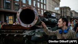 Зьнішчаныя расейскія танкі на выставе ў цэнтры Кіева. 21 жніўня 2022 