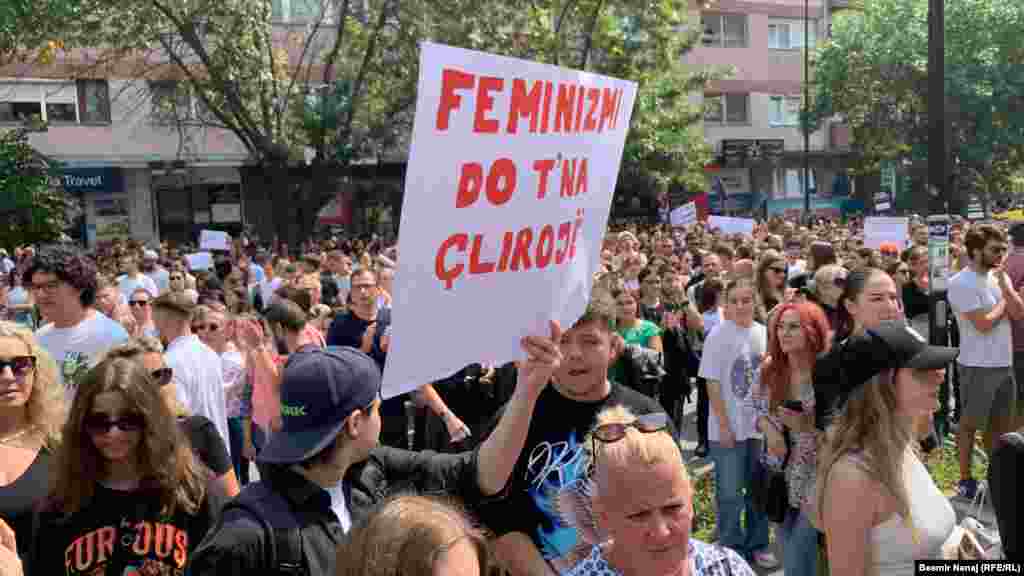 Demonstranti su poručili da slučaj silovanja 11-godišnje djevojčice u Prištini nije samo &quot;ružan i tužan događaj&quot;, već &quot;manifestacija sistemskog nasilja koje djevojčice i žene na Kosovu svakodnevno doživljavaju&quot;.
