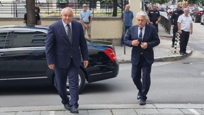 Бившият вътрешен министър Бойко Рашков влезе в четвъртък в задочен