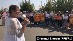 Активистка движения за снижение пенсионного возраста женщин Ольга Смирнова (с микрофоном в руках) на митинге в Актобе. 29 августа 2022 года

