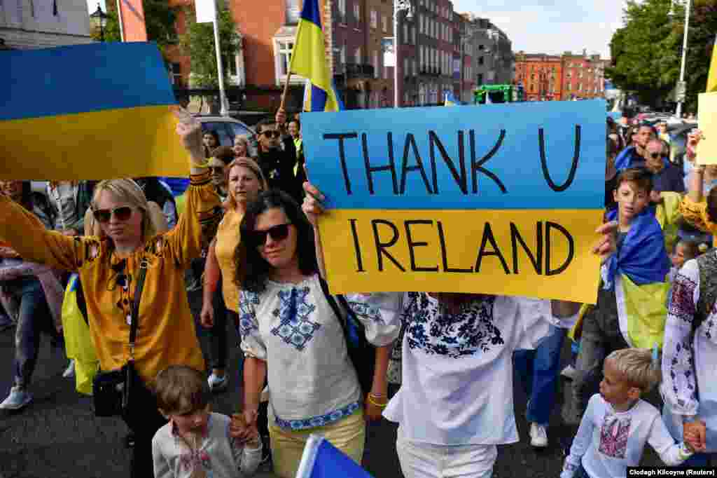 Demonstrálók az orosz invázió elleni tüntetésen az ukrán függetlenség napján Dublinban