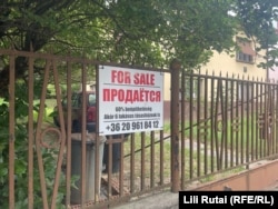 A "for sale" sign, also in Russian, in Heviz