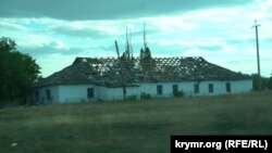 Розбита артобстрілом будівля у с. Миколаївка Херсонської області