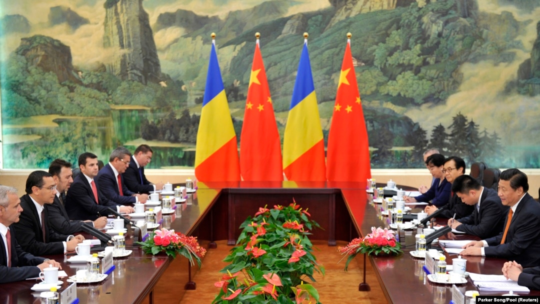 Președintele chinez Xi Jinping participă la o întâlnire cu premierul român Victor Pont, în Sala Mare a Poporului din Beijing, 2 septembrie 2014. 