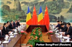 Președintele chinez Xi Jinping (r) participă la o întâlnire cu premierul român de atunci Victor Ponta (al doilea de la stânga) la Beijing în septembrie 2014.