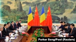 Președintele chinez Xi Jinping participă la o întâlnire cu premierul român Victor Pont, în Sala Mare a Poporului din Beijing, 2 septembrie 2014. 