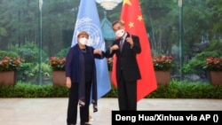 Министр иностранных дел Китая Ван И (справа) на встрече с верховным комиссаром ООН по правам человека Мишель Бачелет в Гуанчжоу. Май 2022 года