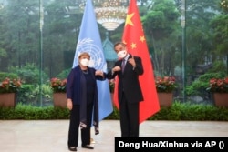 Қытай сыртқы істер министрі Ван И (оң жақта) пен Мишель Бачелеттің Гуанчжоуда кездесуі. 2022 жылдың мамыр айы.