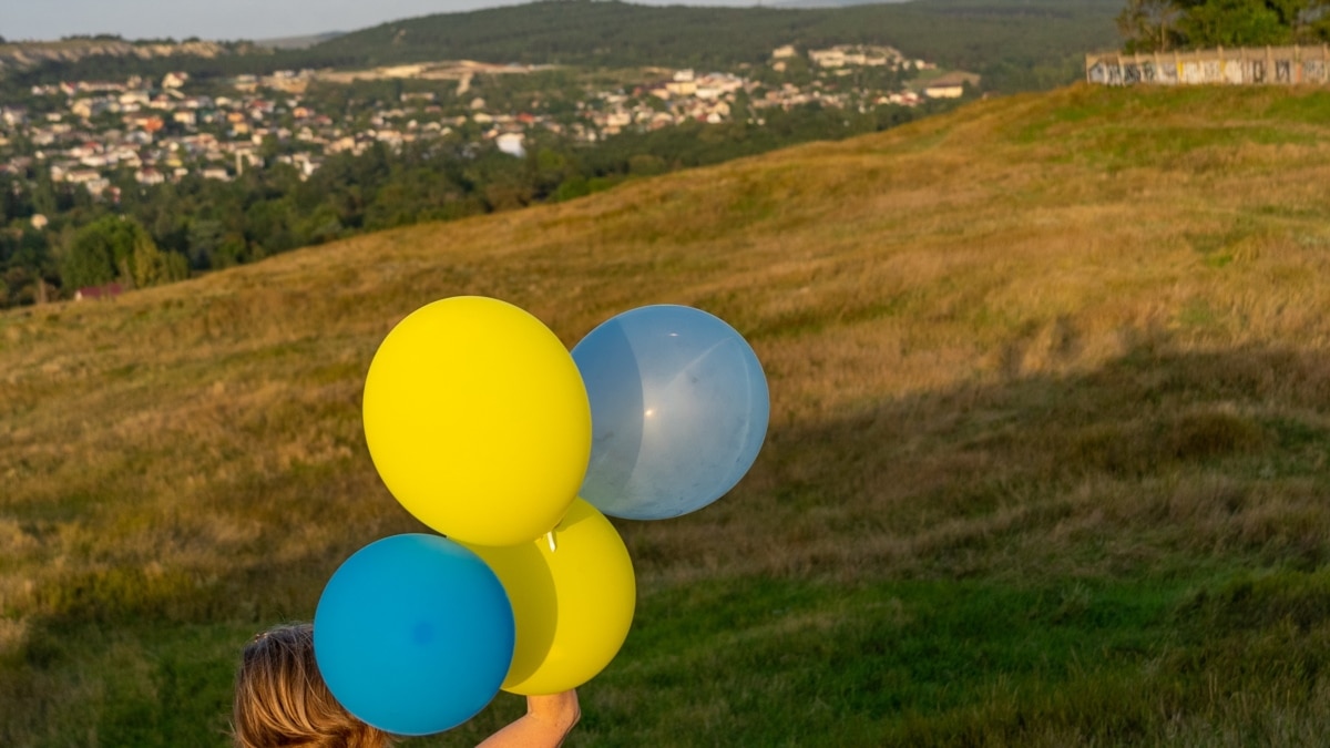 У Криму запускали повітряні кулі у кольорах українського прапора – фото