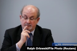 Salman Rushdie a fost deconectat de la aparate și a putut vorbi pentru câteva momente cu familia, dar starea sa este în continuare critică.