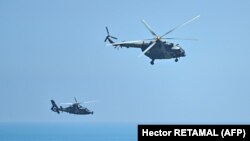 Helikopterët ushtarakë kinezë fluturojnë përtej ishullit Pingtan, një nga pikat më të afërta të Kinës me Tajvanin. 4 gusht 2022.