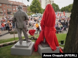 Spomenik Karlu Marksu pre otkrivanja u Gelzenkirhenu 27. avgusta. Levo od pokrivenog spomenika je statua osnivača Sovjetskog Saveza Vladimira Lenjina koja je postavljena 2020. godine.