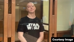 Ivan Safronov attends his trial in the Moscow City Court on August 30, the day after a Russian investigative group concluded the high treason charges against him are "baseless."