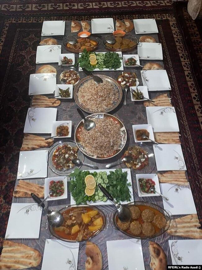 حسیب&zwnj;الله می&zwnj;گوید که قبل از به قدرت رسیدن طالبان خانواده او به صورت منظم گوشت، ترکاری&zwnj;های تازه و میوه خریداری می&zwnj;کرد. این&zwnj;جا، حسیب&zwnj;الله&nbsp;تصویری را به&nbsp;رادیو آزادی&nbsp;فرستاده&nbsp;که نشان می&zwnj;دهد محتوای دسترخوان&zwnj;شان یک سال قبل چگونه بوده&zwnj;است.
