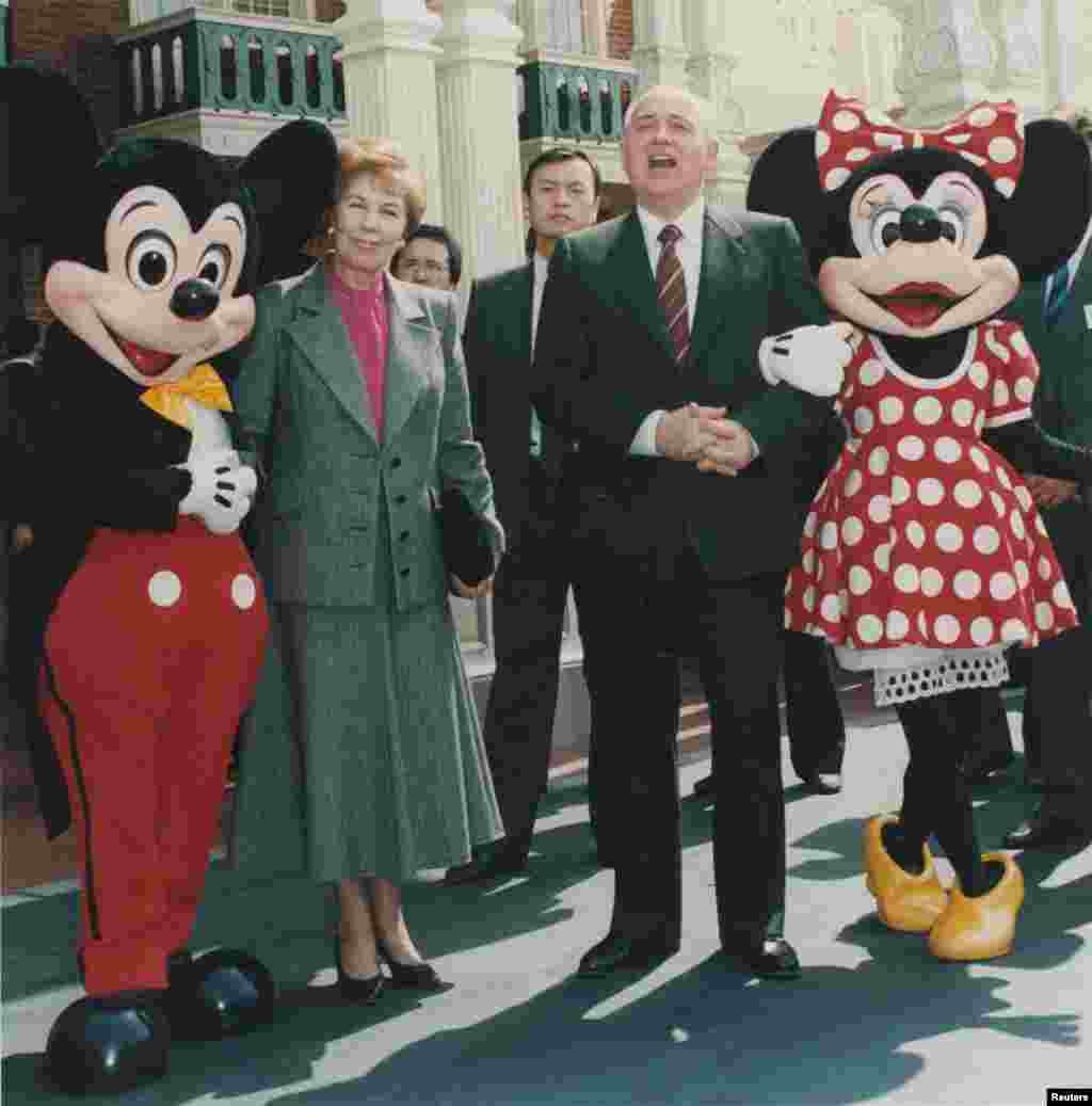 Mihail Gorbaciov vizitează Disneyland-ul din Chiba, la nord de Tokyo, Japonia, 12 aprilie 1992.&nbsp;