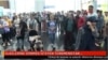 Түркмөнстандын Стамбул аэропортунда учак күтүп турган Түркмөнстандын жарандары. SonDakika.com сайтынын видеосунан алынган скриншот.