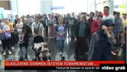 Түркмөнстандын Стамбул аэропортунда учак күтүп турган Түркмөнстандын жарандары. SonDakika.com сайтынын видеосунан алынган скриншот.