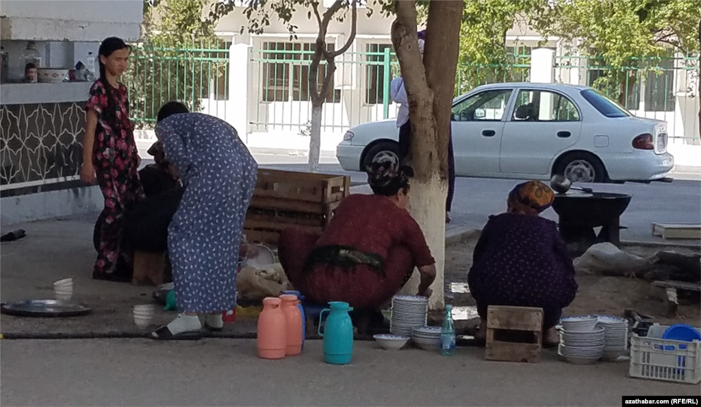 Aşgabat. Toýdan soňky tomaşa: Myhmanlar öýlerine gaýtdy, gap-çanaklary ýuwmak gyz-gelinlere galdy.