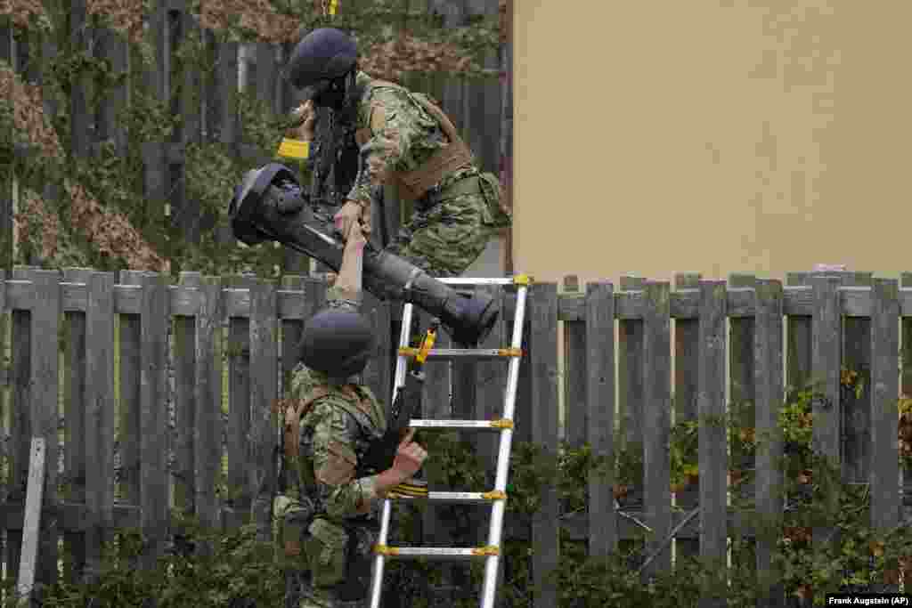 Украинские новобранцы изучают сокращенную версию программы подготовки пехоты. Их обучают обращению с оружием, оказанию первой помощи, тактике патрулирования города и законам войны&nbsp;