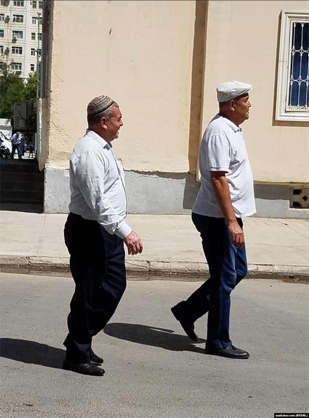 Aşgabatly erkekler.