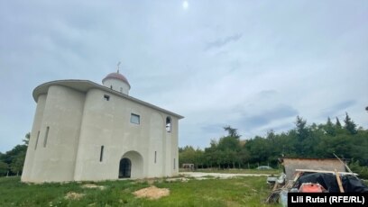 Një kishë ortodokse e papërfunduar në periferi të Hevizit. 9 gusht 2022.