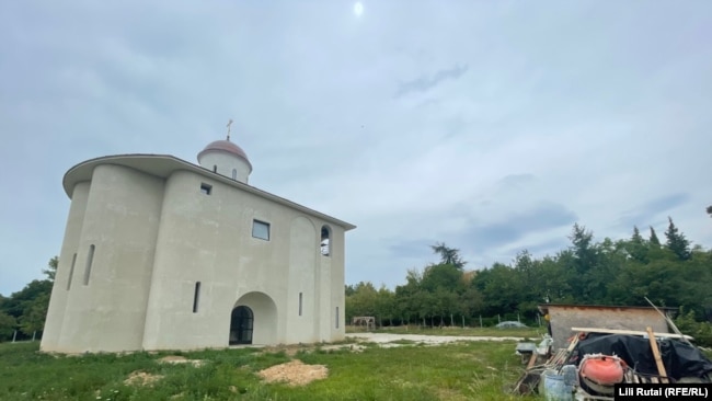 Një kishë ortodokse e papërfunduar në periferi të Hevizit. 9 gusht 2022.