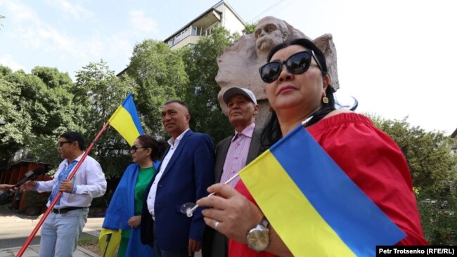 Несколько активистов в Алматы проводят акцию в честь Дня Независимости Украины. 24 августа 2022 года