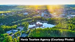 Fotografi promovuese që tregon Hevizin, një qytet me banjë termike pothuajse 200 kilometra në jugperëndim të Budapestit. 9 gusht 2022.