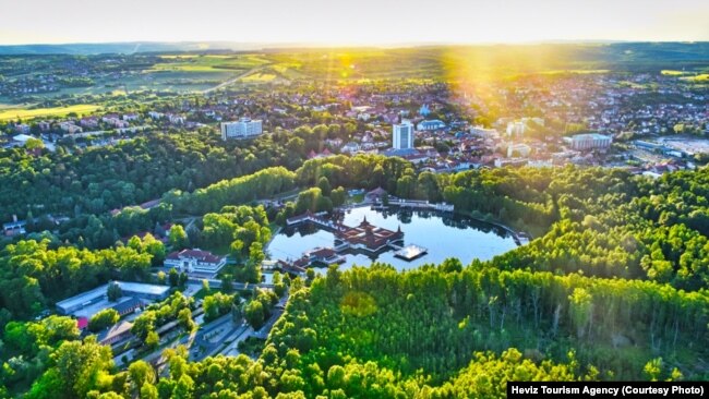 Fotografi promovuese që tregon Hevizin, një qytet me banjë termike pothuajse 200 kilometra në jugperëndim të Budapestit. 9 gusht 2022.
