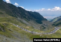 Kolona automobila na Transfagarašanu u avgustu 2022.