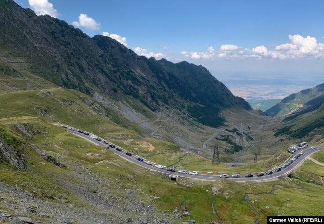 Lines of cars on the Transfagarasan in August 2022