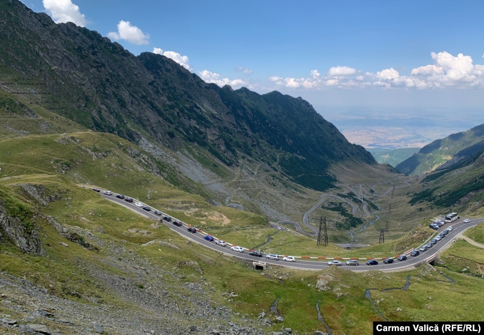 Kolona e veturave në Transfagarasan në gushtin e vitit 2022.