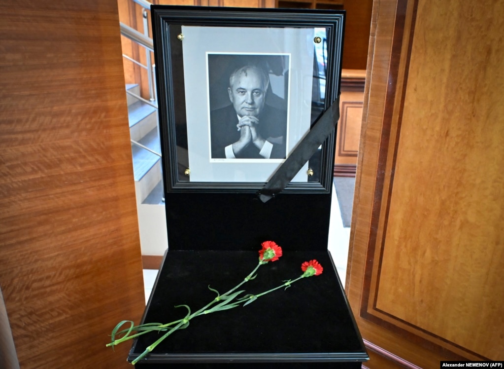 Një portret i udhëheqësit të fundit të Bashkimit Sovjetik, njëherësh laureatit të Çmimit Nobel për Paqe më 1990, Mikhail Gorbachev, i shfaqur në kujtim të tij, në zyrën e tij, në Fondacionin Gorbachev në Moskë, më 31 gusht. Gorbachev, i cili ndryshoi rrjedhën e historisë duke nxitur shpërbërjen e Bashkimit Sovjetik dhe i cili ishte një ndër figurat e mëdha të shekullit të 20-të, vdiq në Moskë më 30 gusht, në moshën 91-vjeçare.
