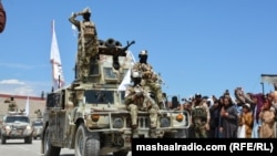 تعدادی از افراد طالبان با یونیفورم نظامی 