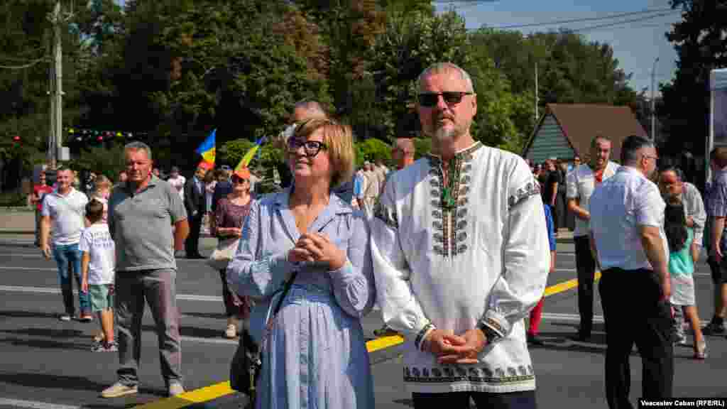 Ministrul culturii, Sergiu Prodan, și consiliera prezidențială pentru cultură și relații interetnice,&nbsp;Angela Erizanu Brașoveanu, la manifestările de Ziua Independenței. Festivitățile au loc sub genericul &bdquo;Țară mică, inimă mare&rdquo;, un slogan lansat la începutul primăverii, când R. Moldova și-a deschis granițele pentru primirea refugiaților din Ucraina, confruntată cu o invazie rusească neprovocată.