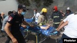 Спасатели выносят пострадавших в результате взрыва гражданку, 14 августа 2022 г.