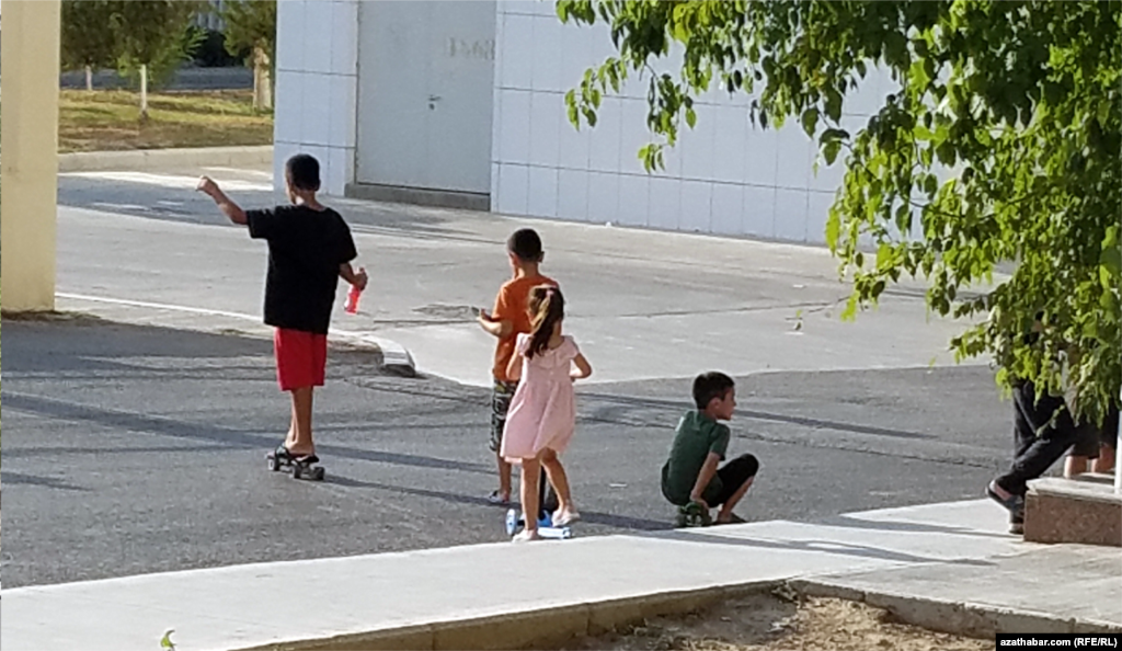 Aşgabat. Köçedäki oýun.