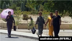 Nők egy aşgabati utcán, Türkmenisztánban 2022 augusztusában