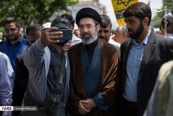 Моджтаба Хаменеи (в центре), сын Высшего руководителя Ирана Али Хаменеи, в окружении почитателей. Тегеран, 27 августа 2022 года