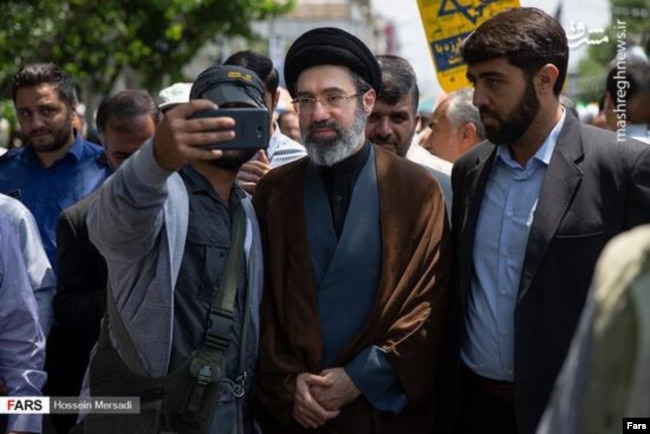 Mojtaba Khamenei (në qendër të fotografisë), djali i dytë i liderit suprem të Iranit.